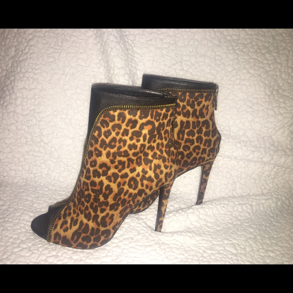 Lyndaleo leopard opened toe heels